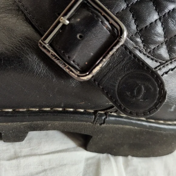 Vintage CHANEL black leathermotorcycle boots - Picture 3 of 9